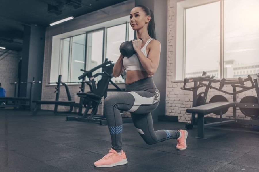 mulher fazendo exercícios na academia