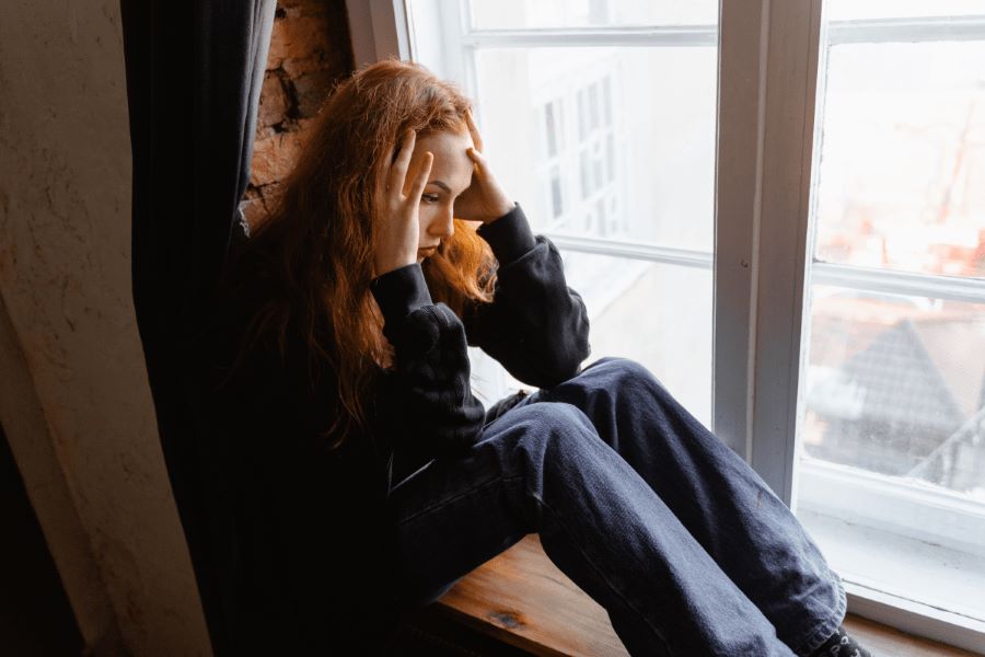 mulher preocupada com saúde mental