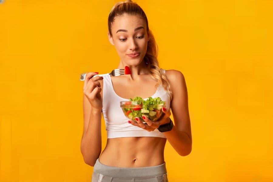 mulher comendo verduras